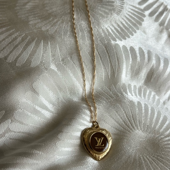 Louis Vuitton Gold Heart Pendant Necklace - Picture 4 of 9